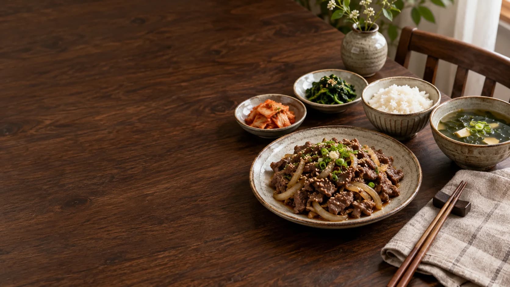 불고기와 밥, 국, 나물 반찬으로 구성한 한식